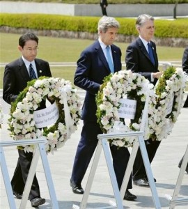 Kerry offered flower in Hiroshima