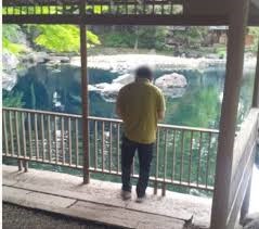 korean-urinate-in-yasukuni-pond