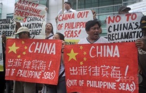 Philippino's protesting action in front of Chinese consulate-2